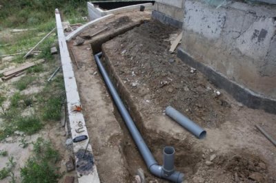 Установка канализационных труб